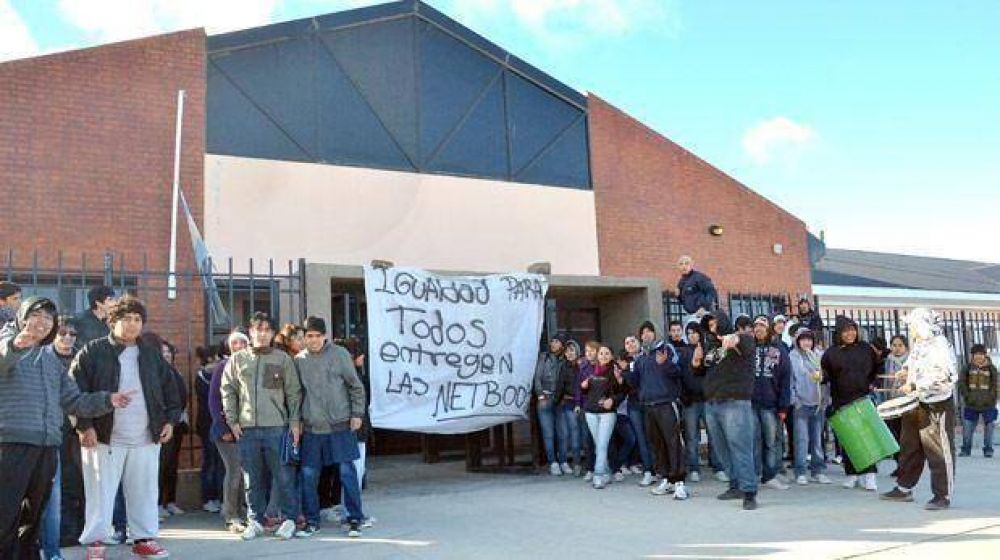 Estudiantes del Colegio 738 reclamaron la entrega de netbooks