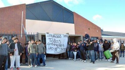 Estudiantes del Colegio 738 reclamaron la entrega de netbooks