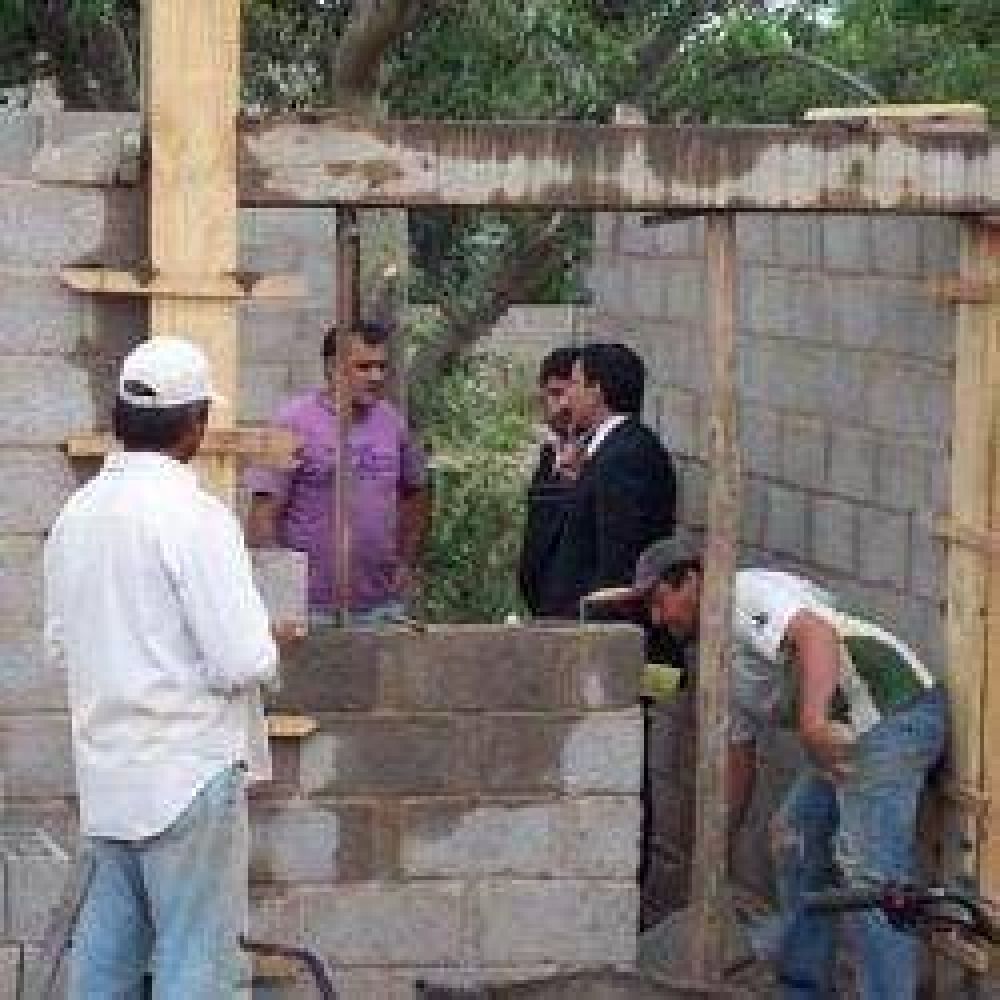 Siguen reemplazando ranchos por precarias casas sociales