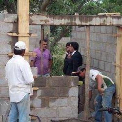 Siguen reemplazando ranchos por precarias casas sociales