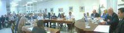 El Gobernador s�lo sonri� y habl�, dijo.