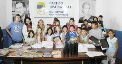 Peronistas entregaron guardapolvos en sede partidaria
