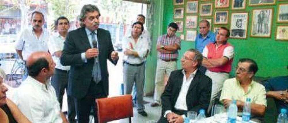 Preocupado por la sangr�a oficialista, Alberto F sali� de gira por el interior