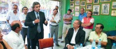 Preocupado por la sangr�a oficialista, Alberto F sali� de gira por el interior