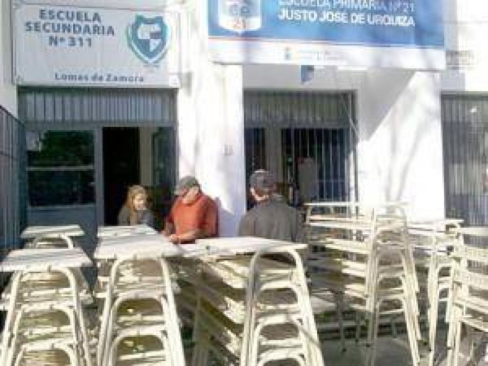 Lomas Oeste: dos escuelas recibieron m�s sillas y mesas