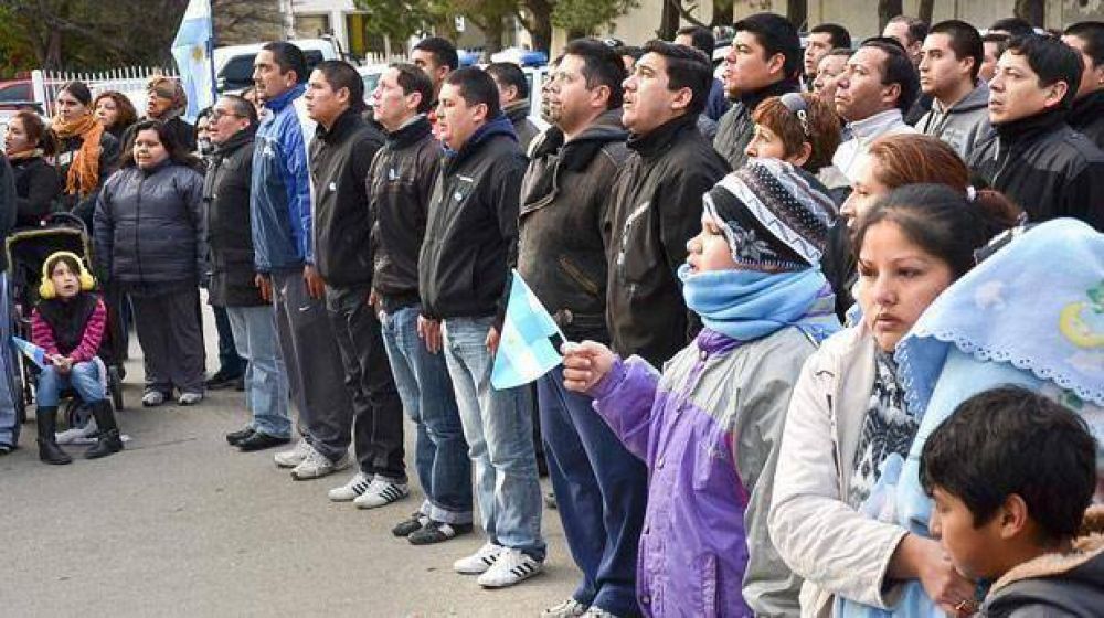 Peralta anuncia hoy por decreto aumento salarial a polic�as, pero no adelant� montos