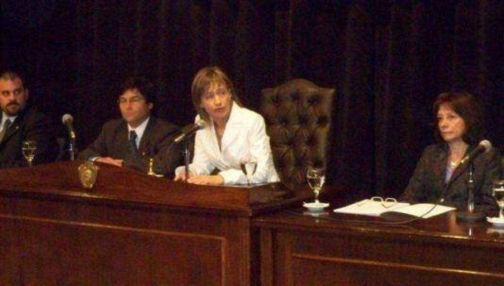 �No podemos seguir tirando de la soga�, advirti� R�os al inaugurar el per�odo legislativo.