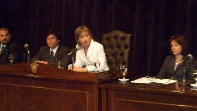 �No podemos seguir tirando de la soga�, advirti� R�os al inaugurar el per�odo legislativo.