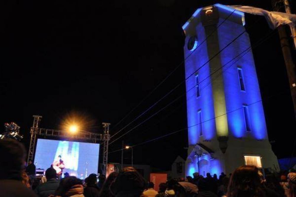 Se dej� iluminada la hist�rica Torre de Obras Sanitarias de R�o Grande