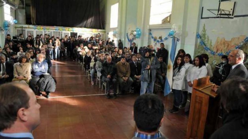 Buzzi presidi� los festejos por los 61 a�os del Dique Ameghino