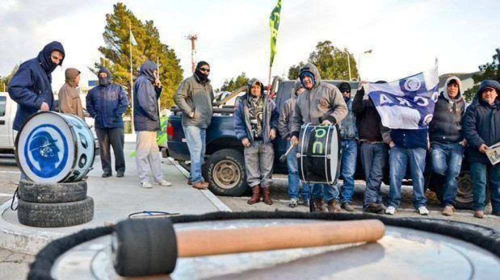 Trabajadores de la UOCRA reclamaron en YPF su reincorporaci�n a obras