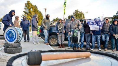 Trabajadores de la UOCRA reclamaron en YPF su reincorporaci�n a obras