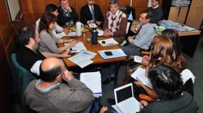 Contin�an las negociaciones entre Educaci�n y los gremios Atech y Sitraed