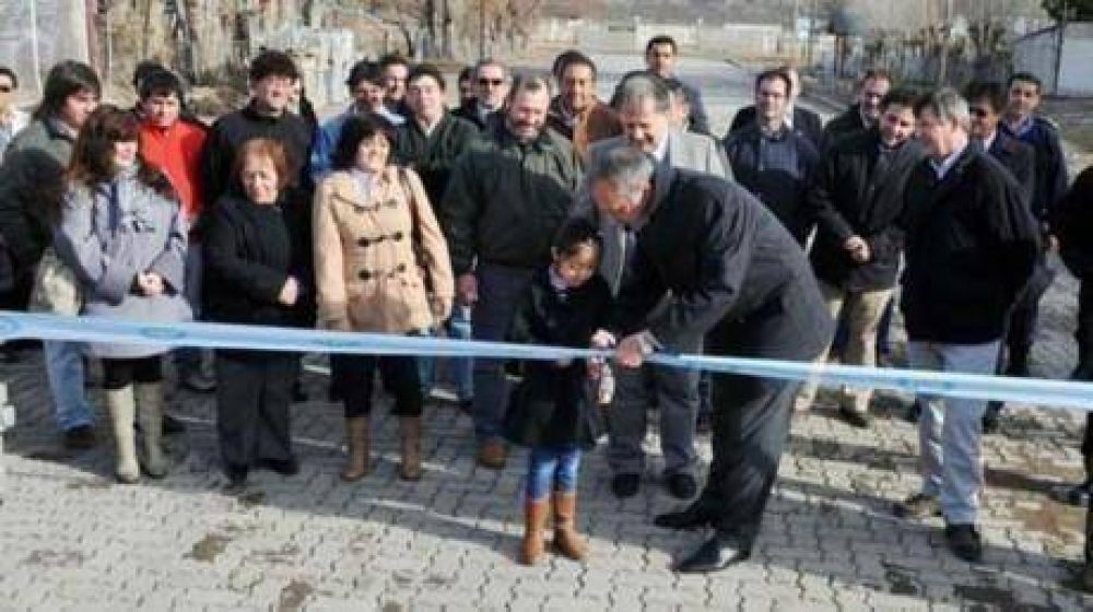 Buzzi dej� obras y varios aportes en Tecka