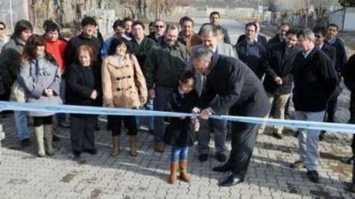 Buzzi dej� obras y varios aportes en Tecka