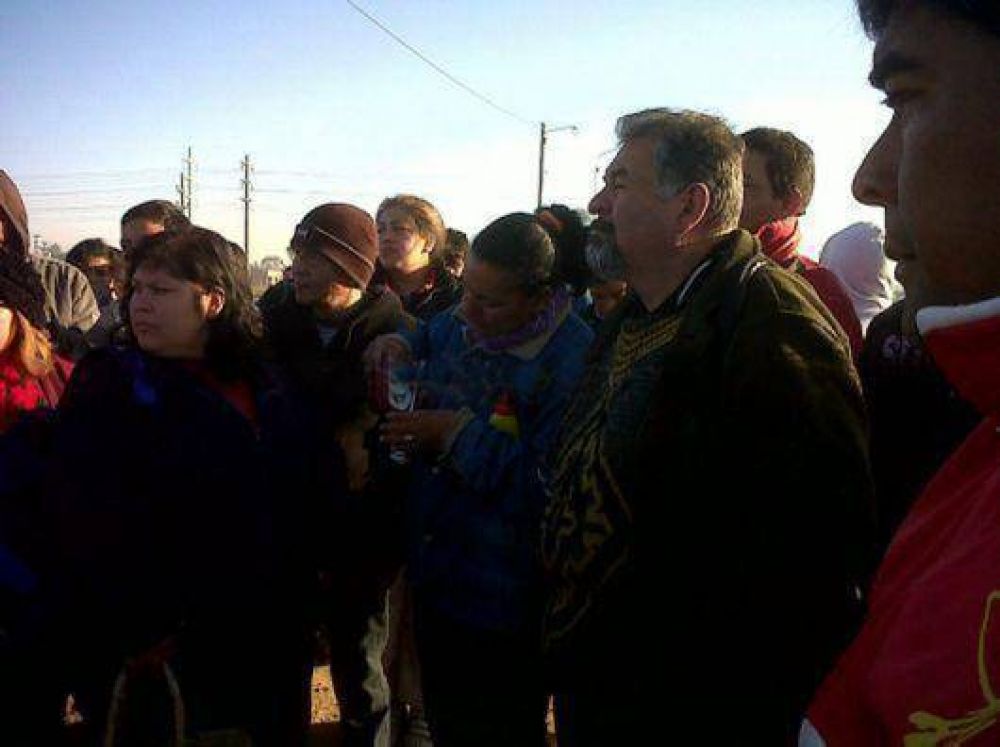El piquetero Castells brind� su apoyo a los okupas del Pirayu�