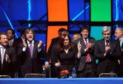 CFK eval�a fijar el salario m�nimo por decreto y "puentear" la pelea gremial