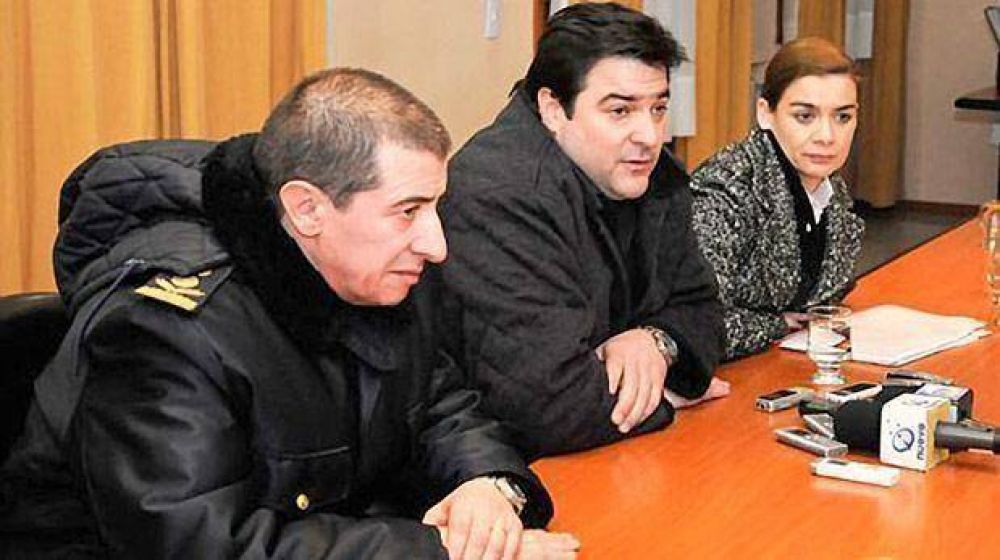 Polic�as rechazan incremento del 34% y mantienen la huelga