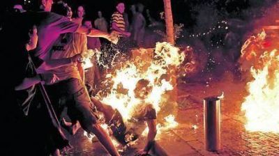 Un israel� se prendi� fuego en una protesta de �indignados�