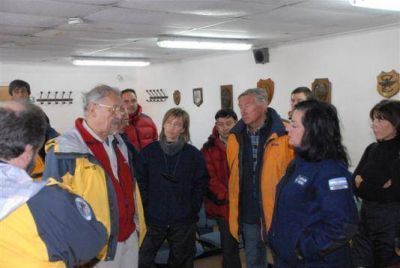 Se suspendi� viaje de R�os y Garr� a la Base Esperanza por condiciones meteorol�gicas.