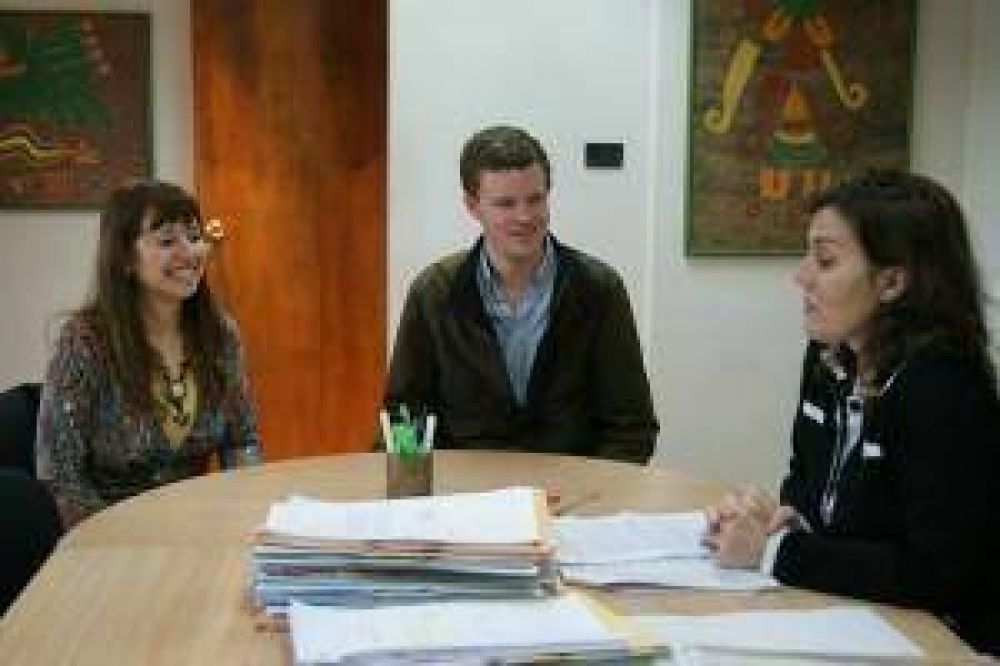 La Ministra de Educaci�n recibi� a estudiante brit�nico de intercambio