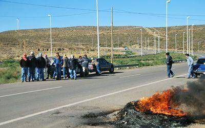 Trabajadores de la construcci�n cortaron el cruce de la 3 y la 26.