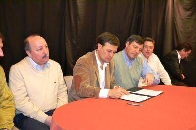 Mac Karthy y Garitano firmaron contratos de obras por $ 1.660.901