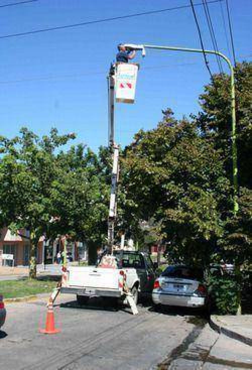 En el casco urbano: El municipio realiza tareas de mantenimiento en el alumbrado p�blico