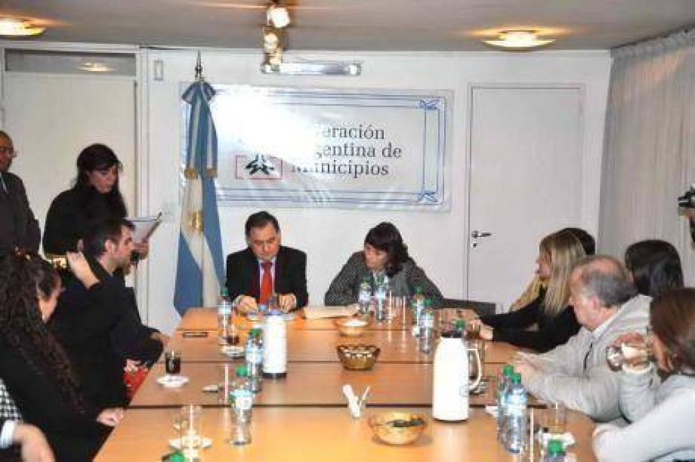 La Federaci�n Argentina de Municipios (FAM) firm� un convenio de colaboraci�n con Defensa del Consumidor