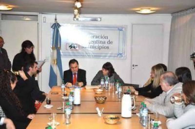La Federaci�n Argentina de Municipios (FAM) firm� un convenio de colaboraci�n con Defensa del Consumidor