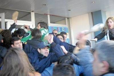Salud: manifestantes agredieron a polic�as con golpes y mordiscones