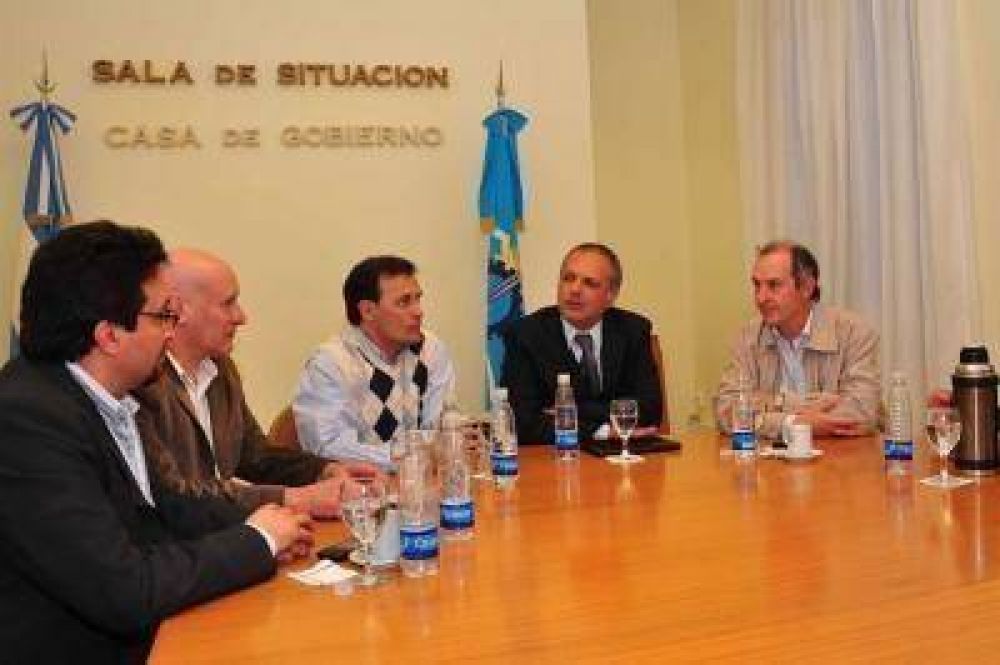 Buzzi se reuni� con los intendentes cordilleranos