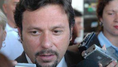 V�ctor Brizuela quiso desmerecer a Daniel Isa y fue fustigado por Gustavo Sa�nz.