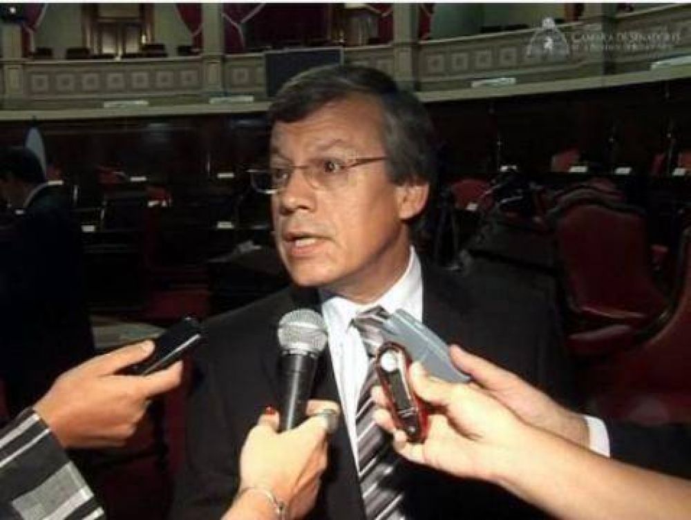 �Esta salida es un salvavidas de plomo para Scioli�
