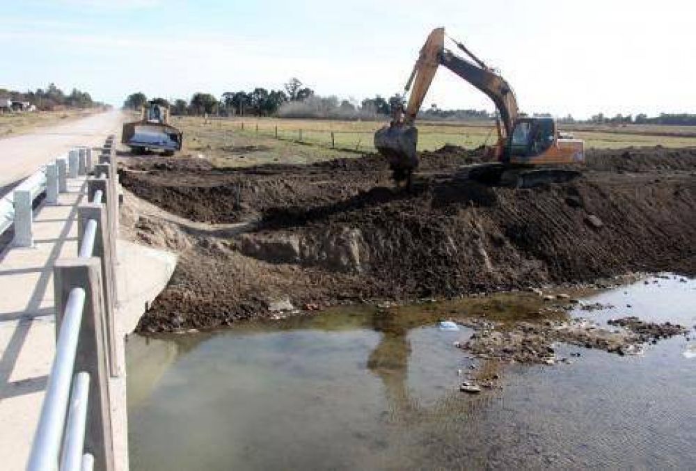Construyen un terrapl�n junto al puente en Lisandro de la Torre