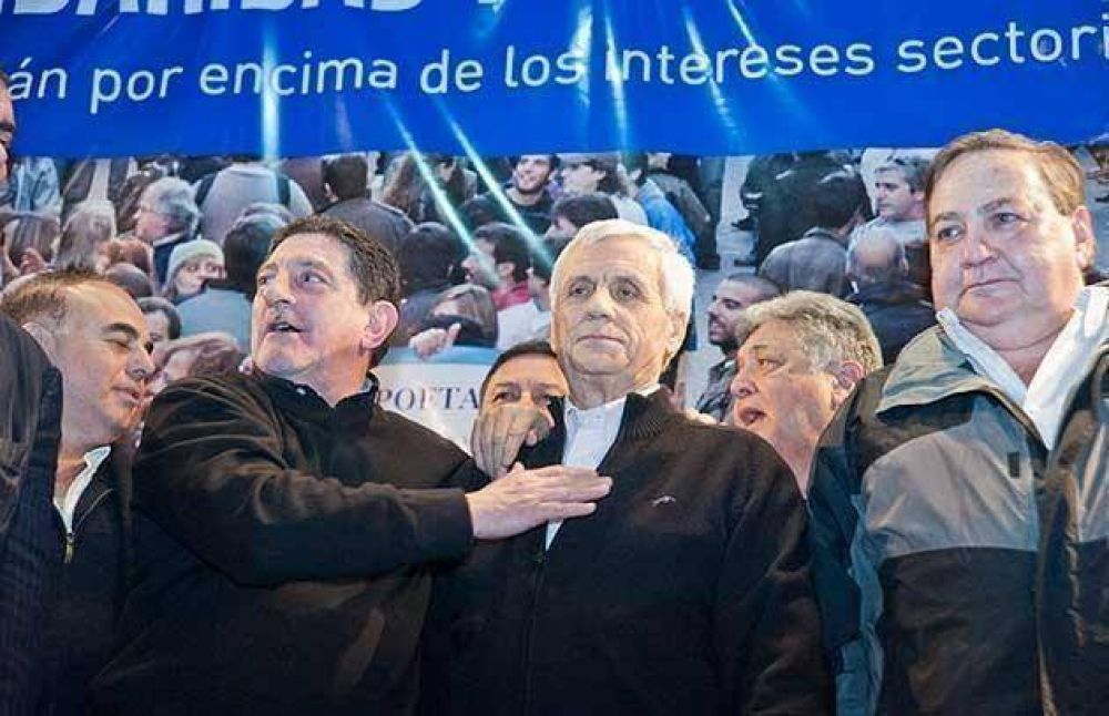 Cal� confirma su candidatura y vuelve a escena