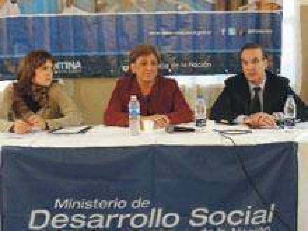 Pichetto entreg� mejoramientos habitacionales y talleres familiares en Viedma