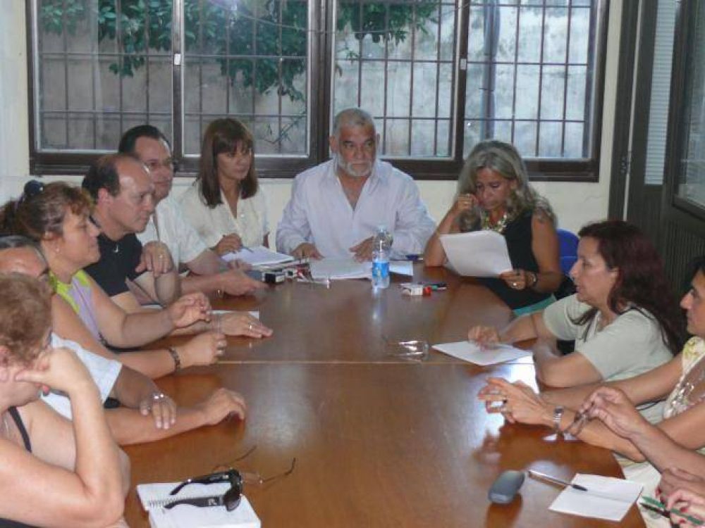 Docentes escracharon a Brizuela del Moral en Santa Mar�a.