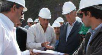 Cloacas, pavimento, agua potable y diques
