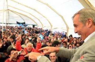 Sapag pide revisar el precio del gas y viaja por fondos