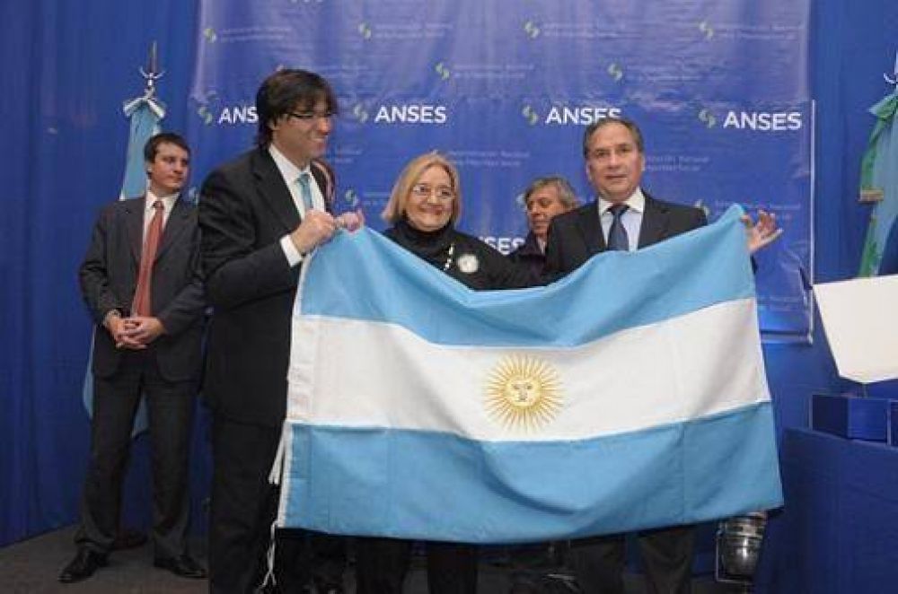 Alberto Descalzo y Diego Bossio presentaron la Tarjeta Argenta