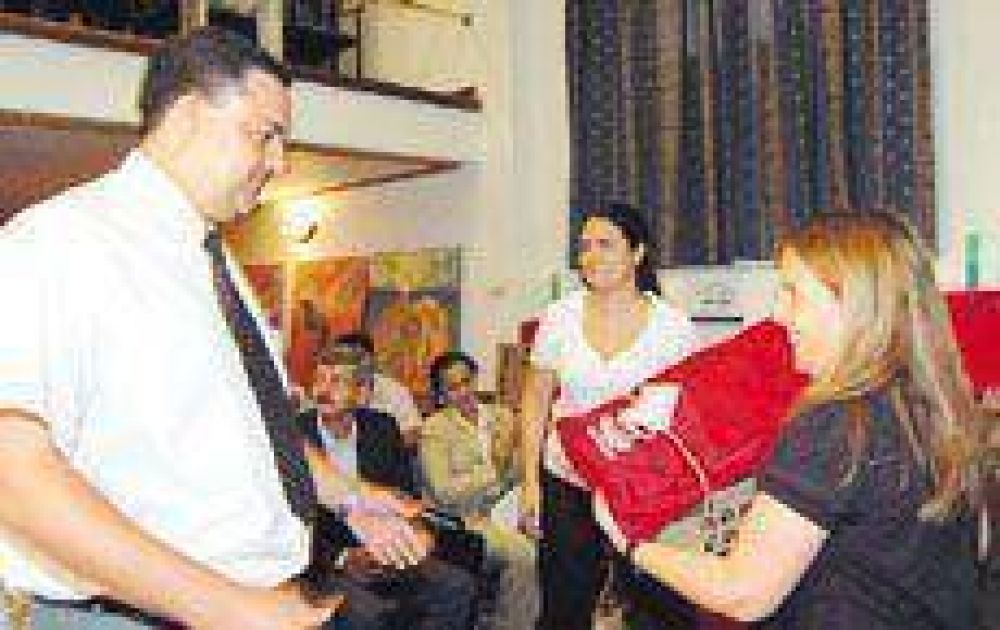 Entregaron equipamiento a 33 escuelas t�cnicas.