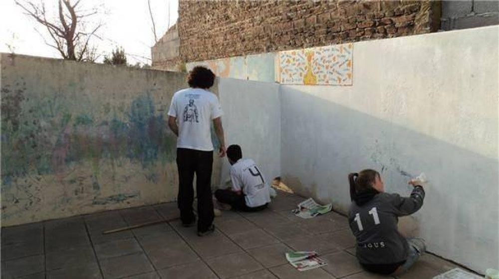 J�venes militantes pol�ticos pintaron un Jard�n de Infantes