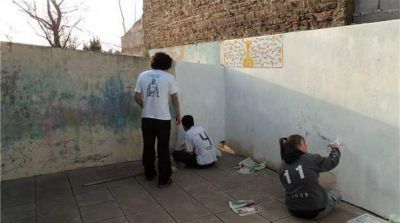 J�venes militantes pol�ticos pintaron un Jard�n de Infantes