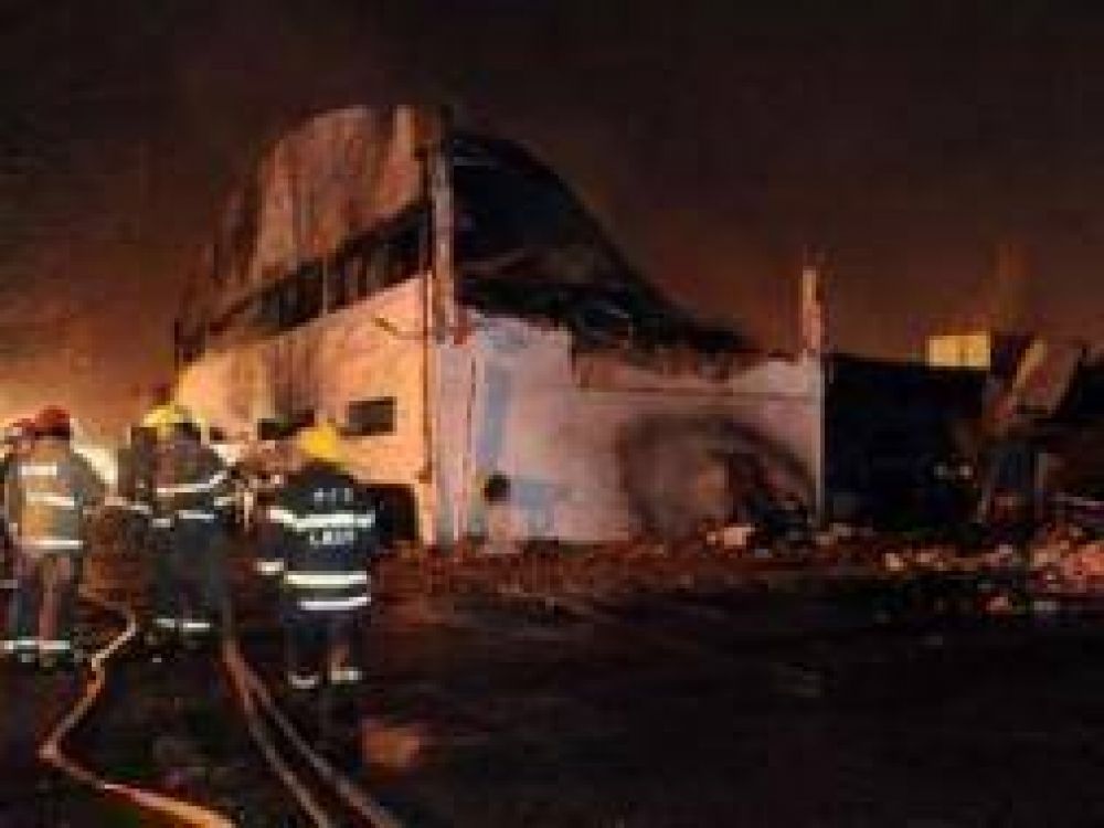 Incendio de una f�brica textil en Gar�n propiedad de Juan Carlos Blumberg