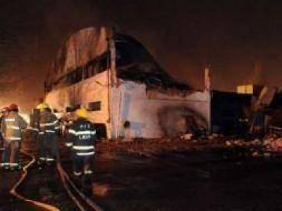 Incendio de una f�brica textil en Gar�n propiedad de Juan Carlos Blumberg