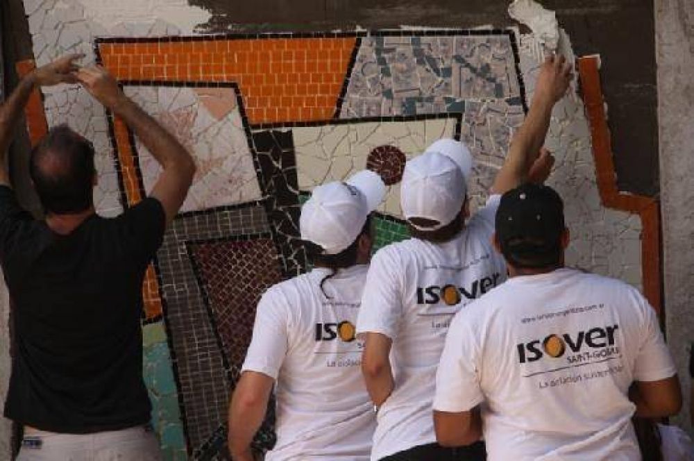 La empresa ISOVER de Llavallol embellece sus muros con ayuda de los vecinos