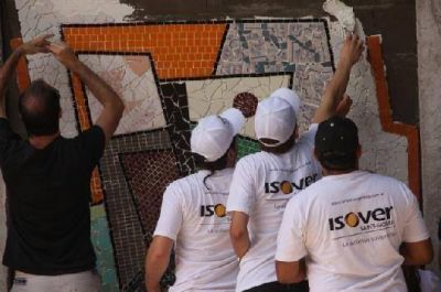 La empresa ISOVER de Llavallol embellece sus muros con ayuda de los vecinos