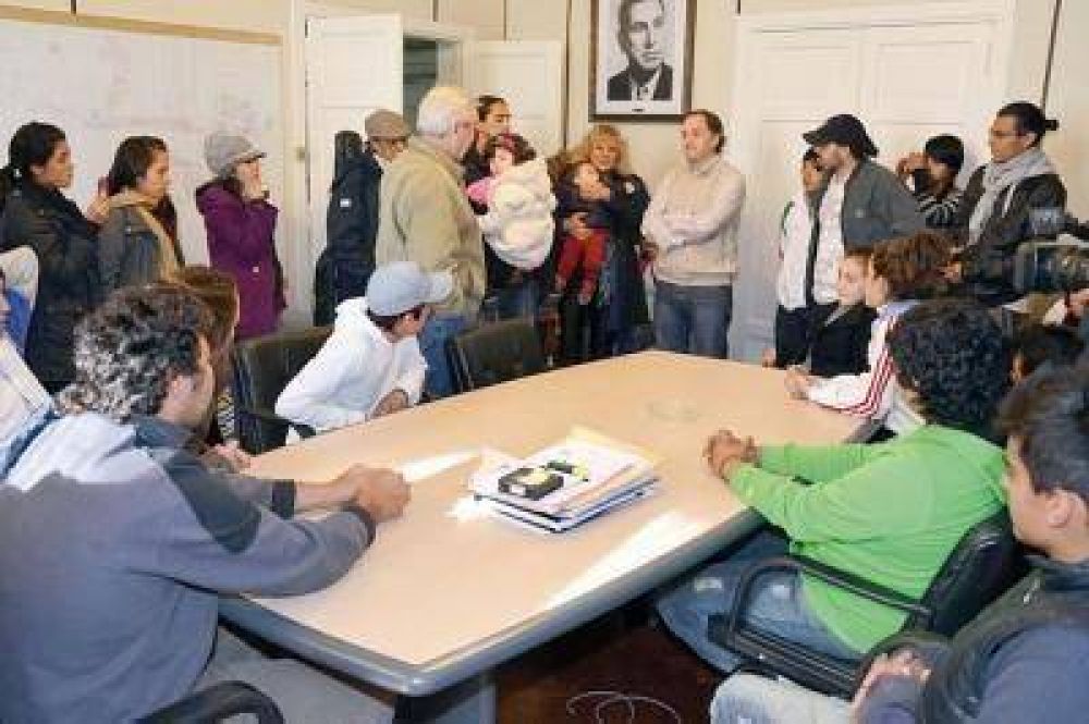 El Ballet de El Camaruco regres� de Francia y visit� la intendencia