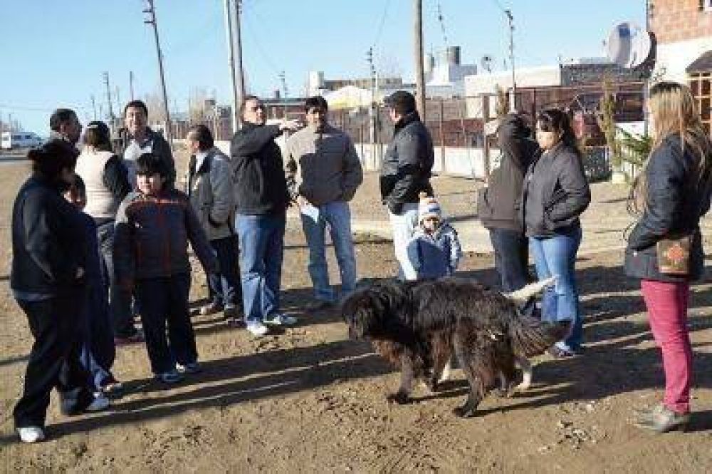 Linares mantiene la pol�tica de acercamiento a los barrios